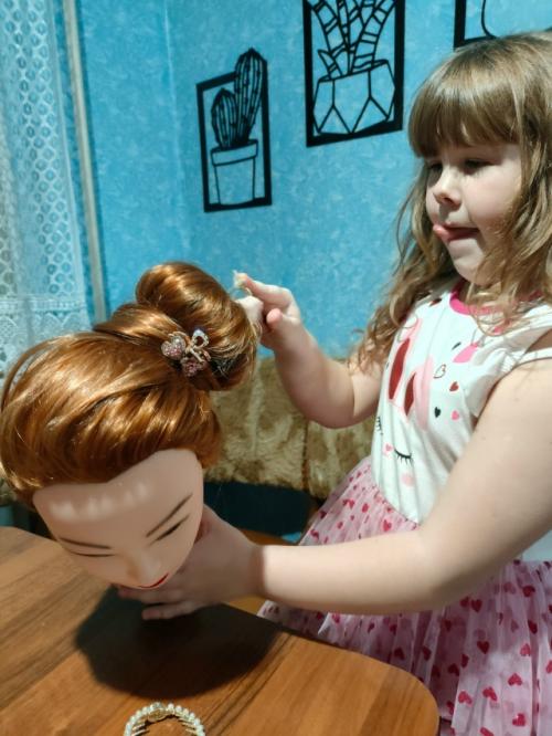 Учись, доча, на манекене, чтоб потом маме делать изысканные причёски;. 01