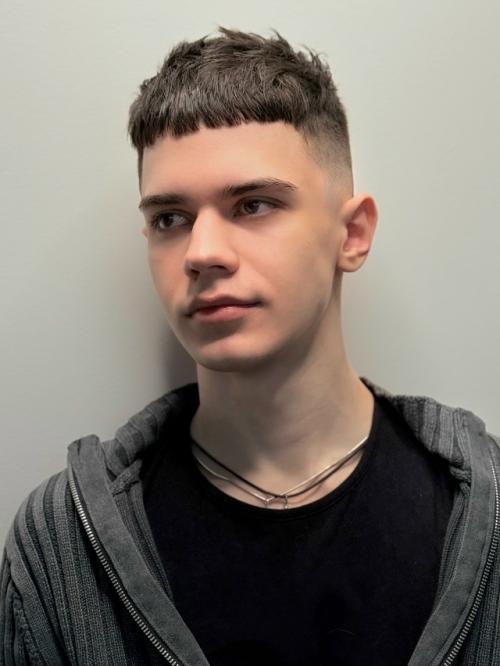 Давайте я покажу вам ещё одну мужскую работу, которая была выполнена мной совместно с моим коллегой, начинающим стилистом Ильёй Дьяченко. 02