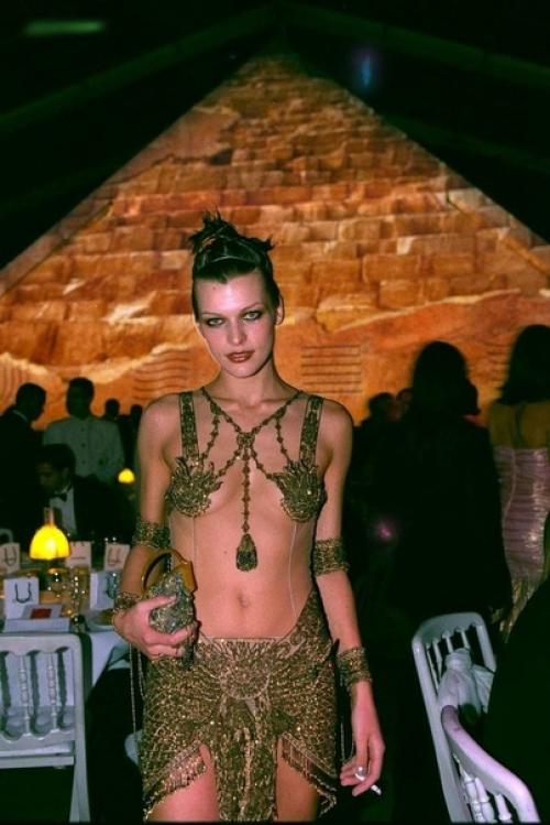 В тот день, мила Йовович точно всех удивила своим нарядом. 03