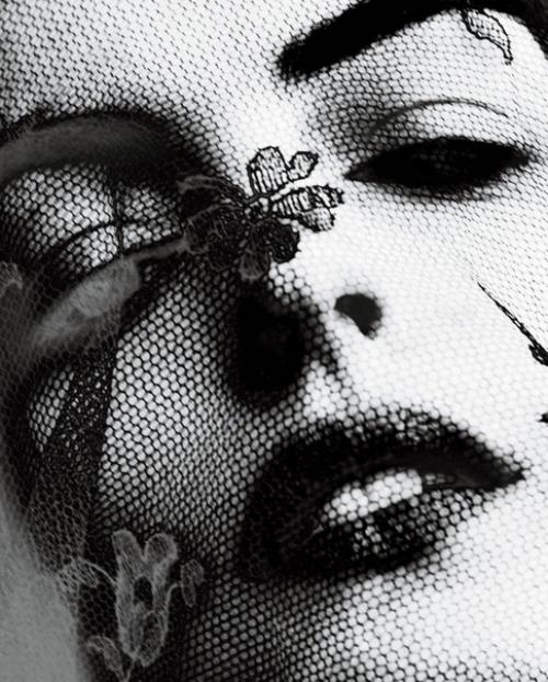 Энн хэттэуэй в готической фотосессии для Interview Magazine, 2011 год. 03