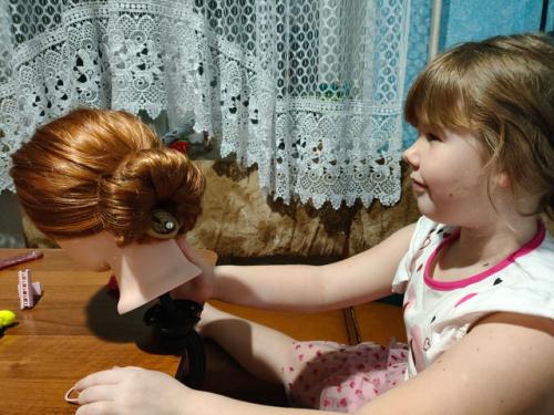 Учись, доча, на манекене, чтоб потом маме делать изысканные причёски;. 03