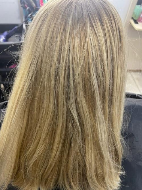 Небрежные, объемные, рассыпающиеся волосы и рваные кончики - фирменные атрибуты стрижки шэгги - подарят вам по-настоящему дерзкое настроение. 01