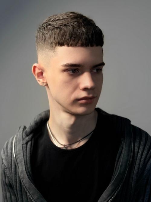 Давайте я покажу вам ещё одну мужскую работу, которая была выполнена мной совместно с моим коллегой, начинающим стилистом Ильёй Дьяченко. 01