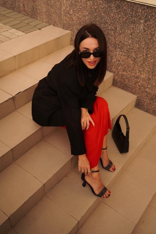 Родила двух сыновей, похудела, выпрямила зубы и нос, поменяла прическу и стиль. 04