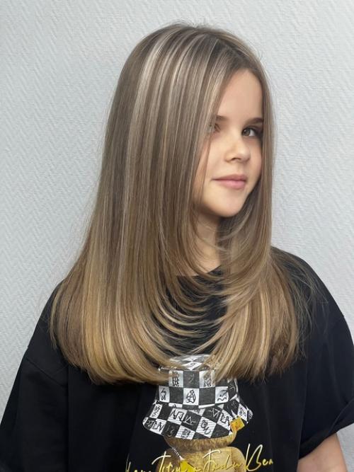 Этой замечательной принцессе я сделала частичное мелирование, а её стрижка была выполнена ещё в мае, и это преображение просто впечатляет! 01