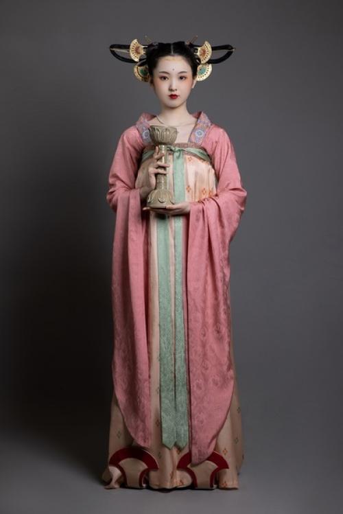 Китайские реликвии южных династий: Служанка, Держащая Кадильницу, портретный кирпич, коллекция музея чанчжоу. 05