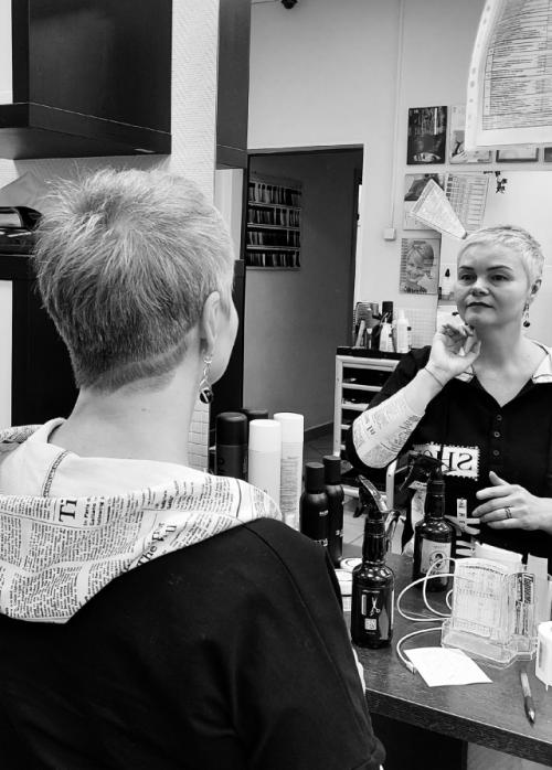 - Мне сексуальную!  - Заявила я, когда села в кресло парикмахерское. 

