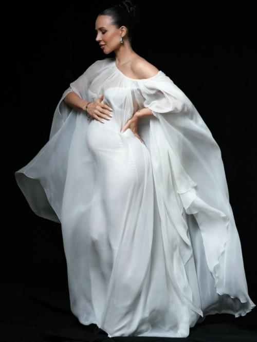 Отец будущего ребёнка лерчека Луис сквиччиарини поделился чувственной фотосессией с беременной возлюбленной. 04