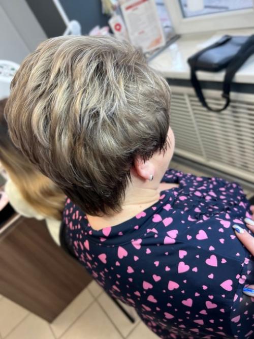 Короткая стрижка пикси с асимметрией и правильно подобранными оттенками выглядит стильно и модно на женских волосах. 02