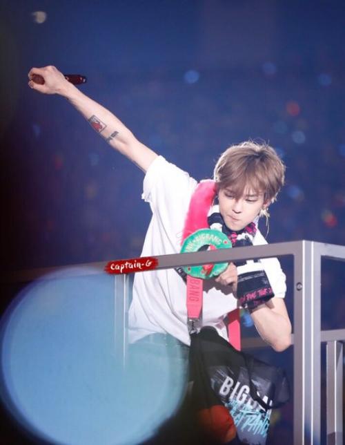 GD в белой футболке и джинсах на Tokyo Dome? 01 GD в белой футболке и джинсах на Tokyo Dome? 01