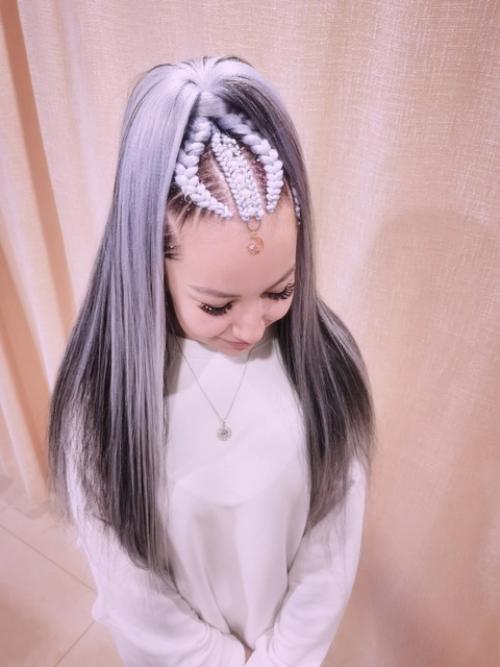 Примеры причесок с канекалоном, которые отлично дополнят ваш новогодний образ на корпоратив или фотосессию. 06