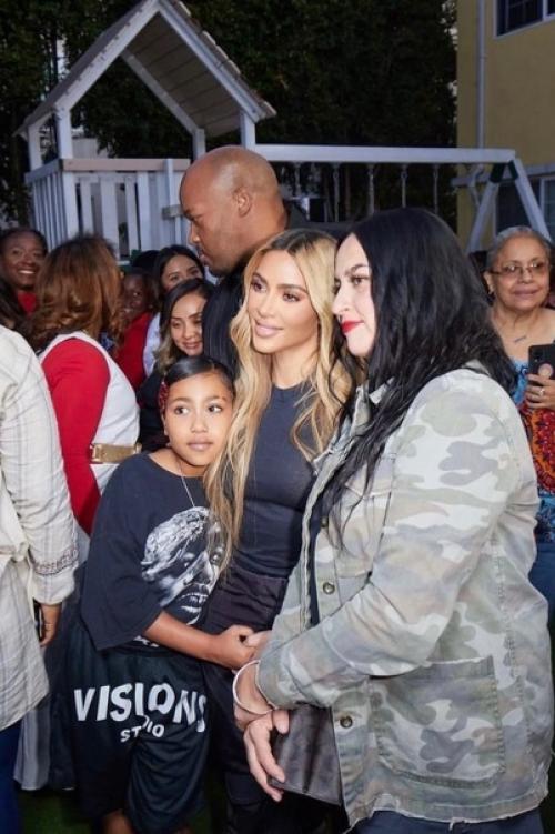 Ким и Хлои кардашьян вместе с дочками на днях наведались в местный женский приют и устроили настоящий праздник. 03