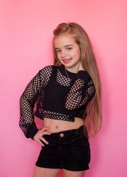 А теперь мне скажите, что одежда и причёска не важны. 01