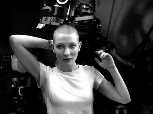 Сегодня увидеть Бритоголовую девушку не такое уж чудо. 09