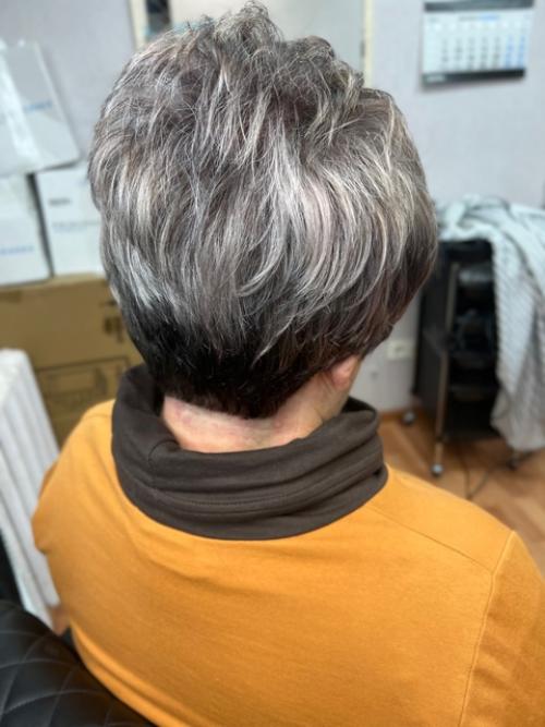 Короткая стрижка пикси со светлыми прядями на тёмных волосах выглядит очень стильно и модно. 02