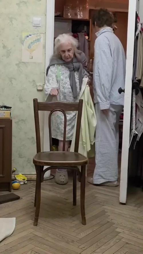 Актриса Ирина Горбачева трогательное видео с 94-летней бабушкой показала.

