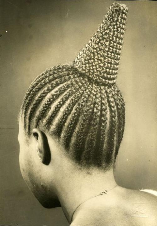 Нигерийский фотограф Джей ди окхай оджейкере прославился на весь мир серией фотографий, посвященных сложной геометрии африканских причесок. 01