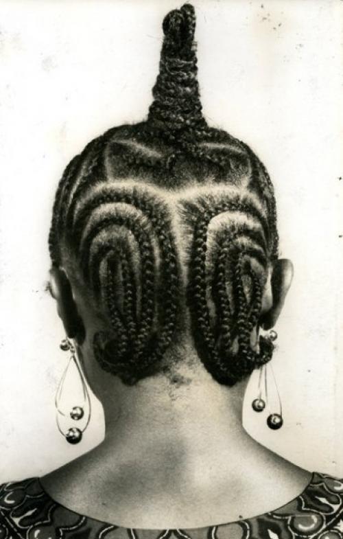 Нигерийский фотограф Джей ди окхай оджейкере прославился на весь мир серией фотографий, посвященных сложной геометрии африканских причесок. 07