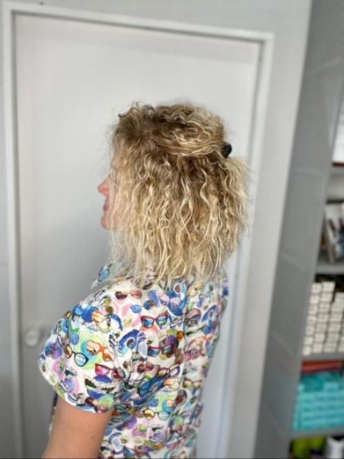 Топ простых причесок для вечеринки на кудрявые волосы. 02