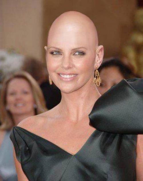 Сегодня увидеть Бритоголовую девушку не такое уж чудо. 08