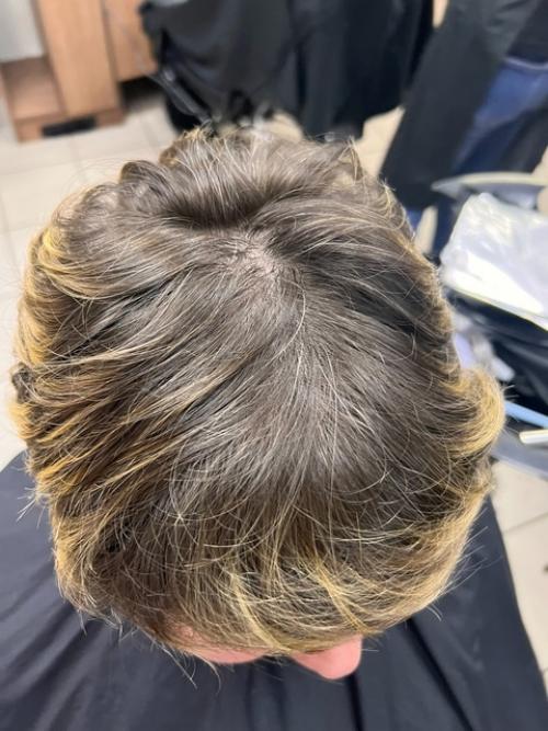 Короткая стрижка пикси с асимметрией и правильно подобранными оттенками выглядит стильно и модно на женских волосах. 03