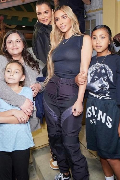 Ким и Хлои кардашьян вместе с дочками на днях наведались в местный женский приют и устроили настоящий праздник. 01