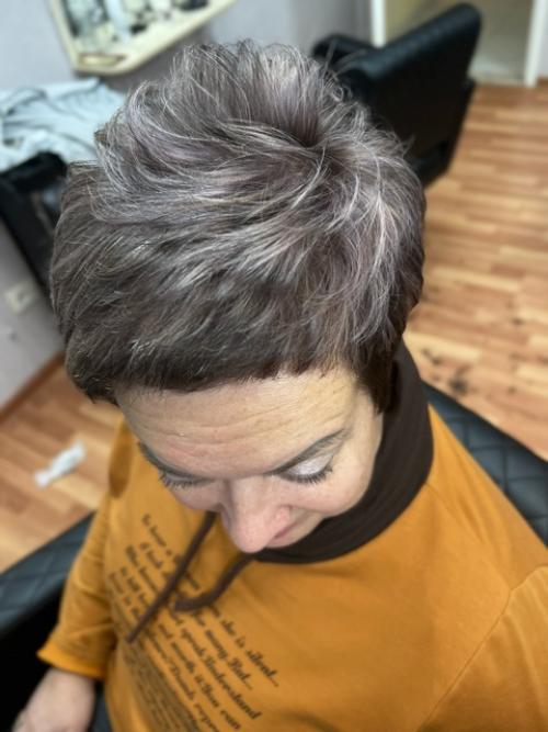 Короткая стрижка пикси со светлыми прядями на тёмных волосах выглядит очень стильно и модно. 01