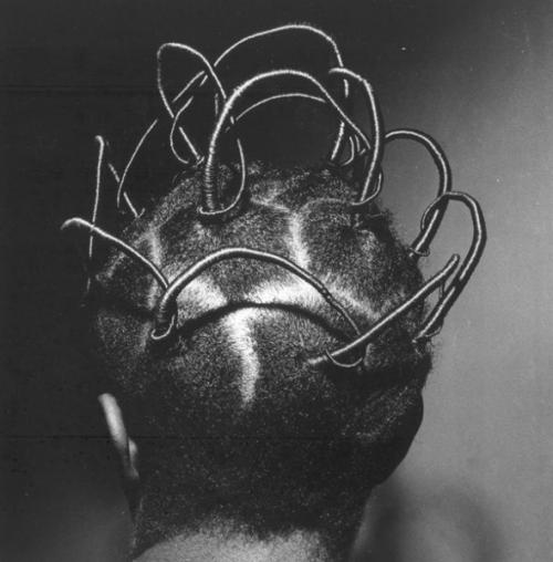 Нигерийский фотограф Джей ди окхай оджейкере прославился на весь мир серией фотографий, посвященных сложной геометрии африканских причесок. 02