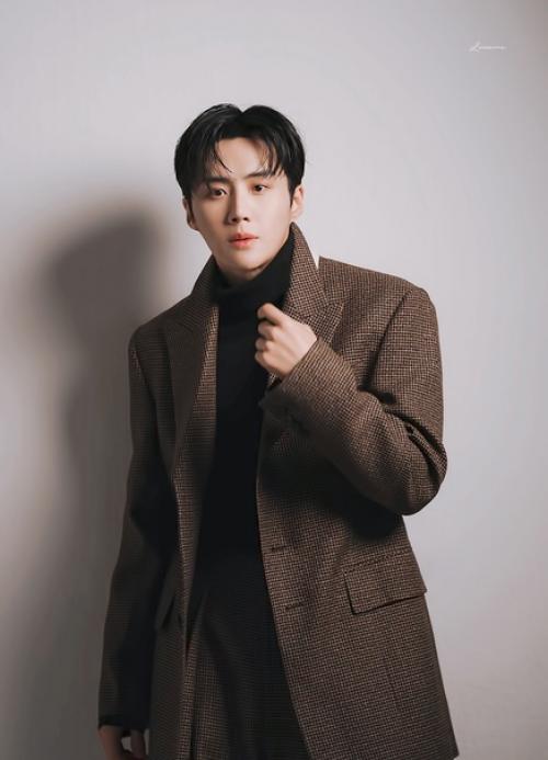 Новые закадровые фотографии Ким сон Хо от агентства Salt Entertainment, сделанные во время фотосессии для Esquire. 05