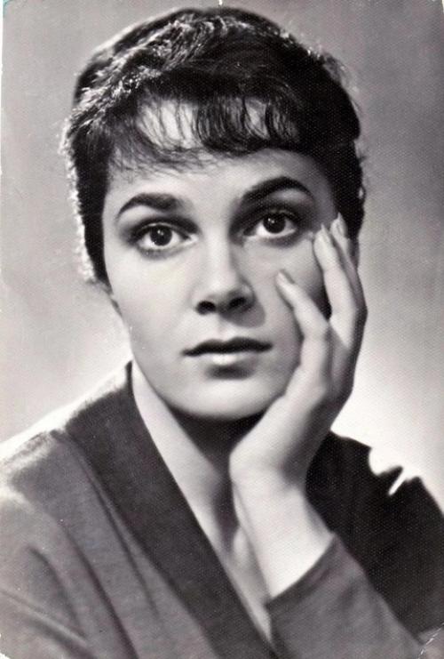 Элина Быстрицкая.   Фото 1- на военный билет, возраст около 16 лет. 02