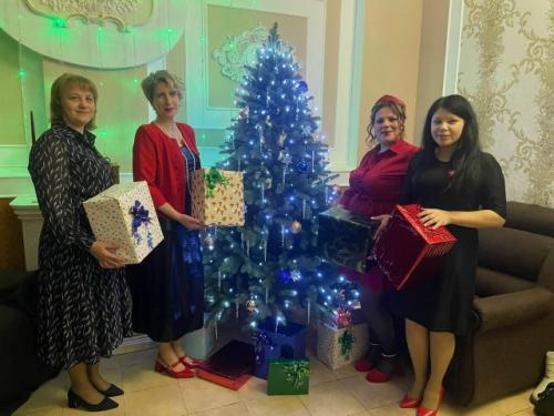 В преддверии нового года состоялась чудесная встреча подруг и коллег. 02