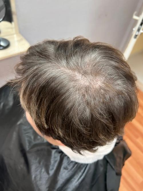 Короткая стрижка пикси со светлыми прядями на тёмных волосах выглядит очень стильно и модно. 03