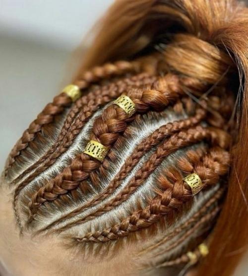 Примеры причесок с канекалоном, которые отлично дополнят ваш новогодний образ на корпоратив или фотосессию. 02