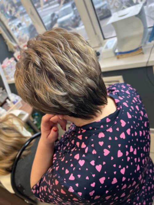 Короткая стрижка пикси с асимметрией и правильно подобранными оттенками выглядит стильно и модно на женских волосах. 01