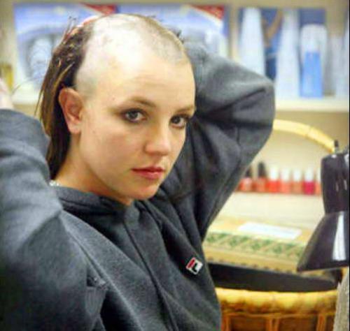 Сегодня увидеть Бритоголовую девушку не такое уж чудо. 01