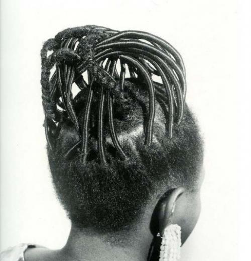 Нигерийский фотограф Джей ди окхай оджейкере прославился на весь мир серией фотографий, посвященных сложной геометрии африканских причесок. 06