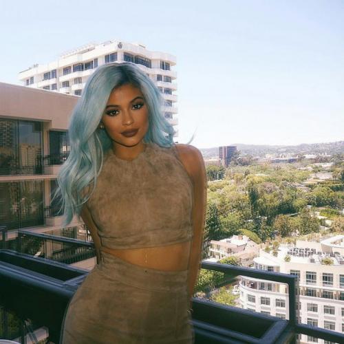 Часть 1.  Кайли часто экспериментирует со своей внешностью, в особенности - с волосами. 05