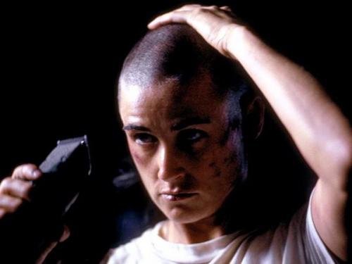 Сегодня увидеть Бритоголовую девушку не такое уж чудо. 07