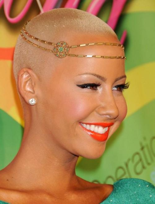 Сегодня увидеть Бритоголовую девушку не такое уж чудо. 03