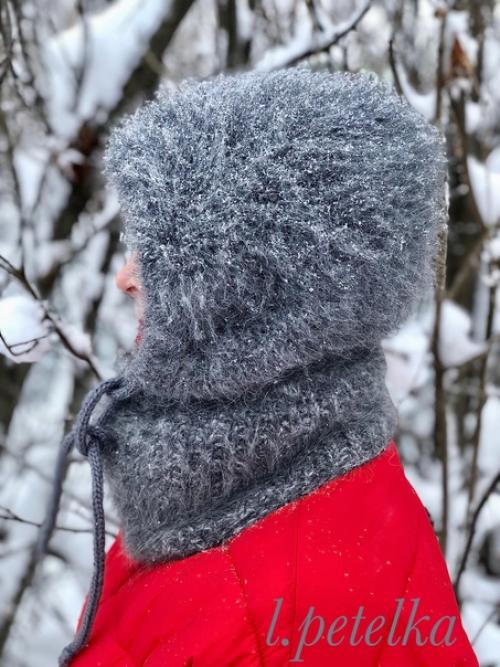 Девушкам стоит обратить внимание на капор, связанный спицами. 01