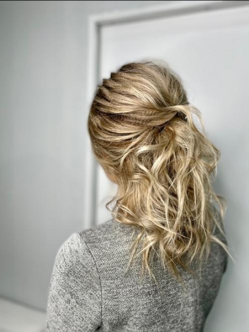 Топ простых причесок для вечеринки на кудрявые волосы. 01