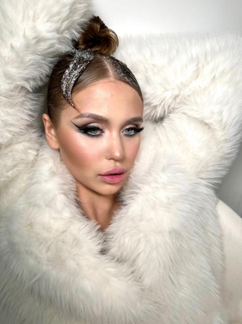 Корпоративы уже начались и образы могут быть абсолютно разные. 02