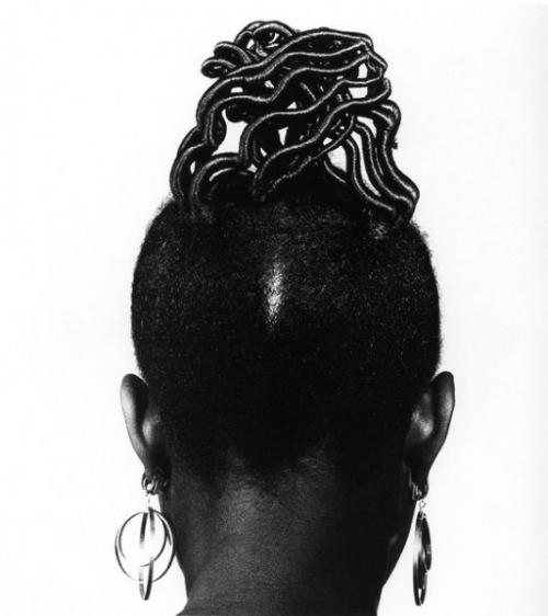 Нигерийский фотограф Джей ди окхай оджейкере прославился на весь мир серией фотографий, посвященных сложной геометрии африканских причесок. 03