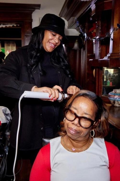 Ким и Хлои кардашьян вместе с дочками на днях наведались в местный женский приют и устроили настоящий праздник. 02