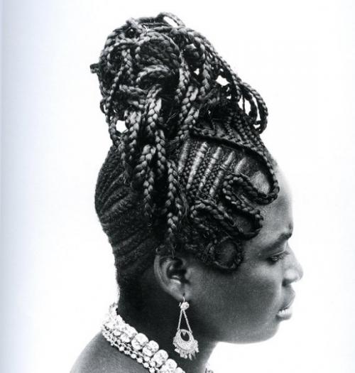 Нигерийский фотограф Джей ди окхай оджейкере прославился на весь мир серией фотографий, посвященных сложной геометрии африканских причесок. 09