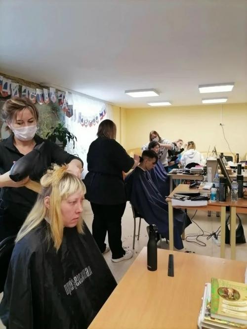 Профессиональные мастера - парикмахеры уже в который раз посещают калининский филиал, превращая дни приезда в настоящий праздник красоты. 01