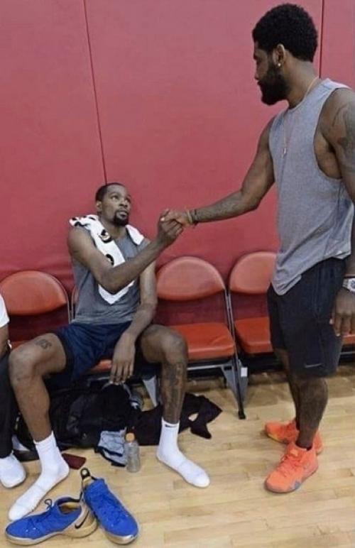 Казалось бы обыкновенное фото, но без подтекста не обошлось. 01