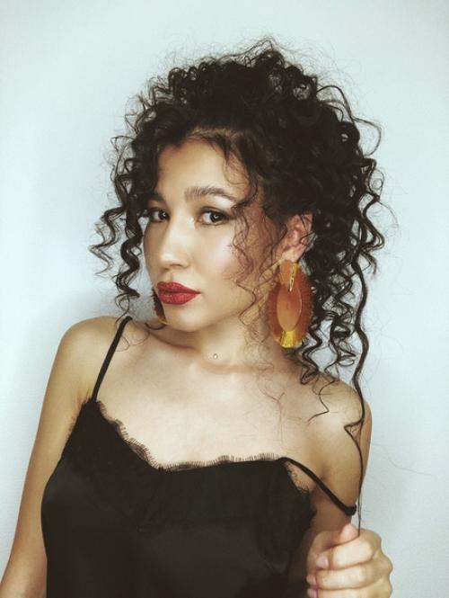 Такие кудри для фотосессии легко в разные прически перевоплощаются! 03