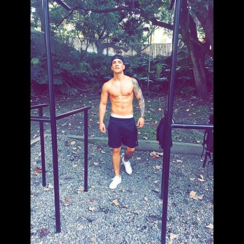 Вы говорите, что он похож на педика, блин вы серьезно? 02