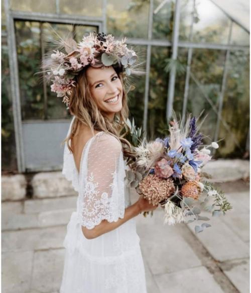 Один из трендов сезона - свадебные цветы в волосах. 03